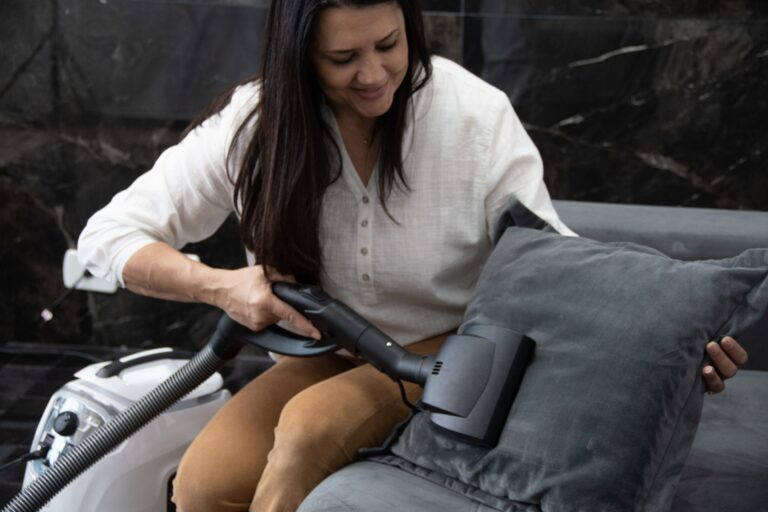 É possível fazer uma higienização de estofados profissional em casa? Veja os métodos